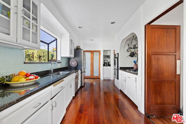 10516 Tennessee Avenue, Los Angeles CA: https://media.crmls.org/mediaz/3005a85f-d507-46e3-ab51-7c6598942026.jpg