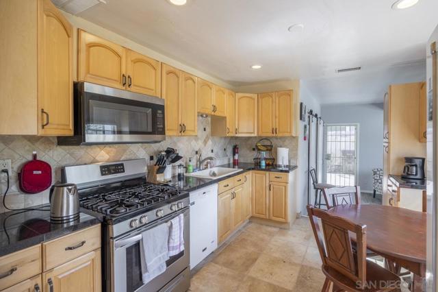 4033 Loma Alta Dr, San Diego CA: https://media.crmls.org/mediaz/3006b85d-272c-4025-a541-348ee377f5f7.jpg