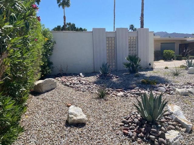 48190 Birdie Way, Palm Desert CA: https://media.crmls.org/mediaz/30086a13-4b8a-46ac-a6d9-73c424be54b1.jpg