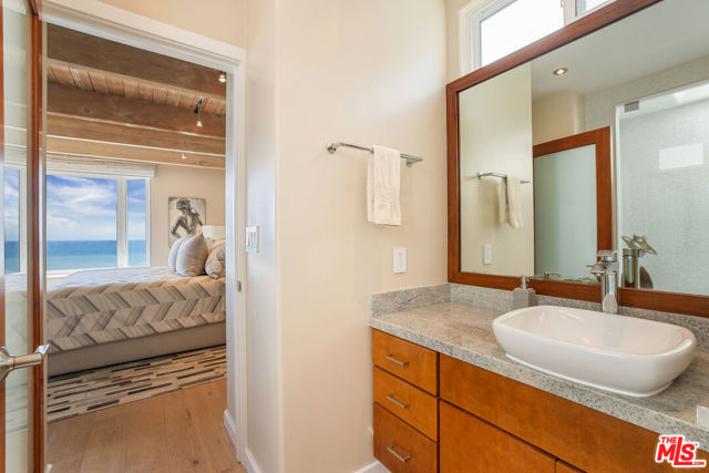 11770 Pacific Coast Highway, Malibu CA: https://media.crmls.org/mediaz/3008c56c-9fb4-4481-b6c3-13c090fb22ab.jpg