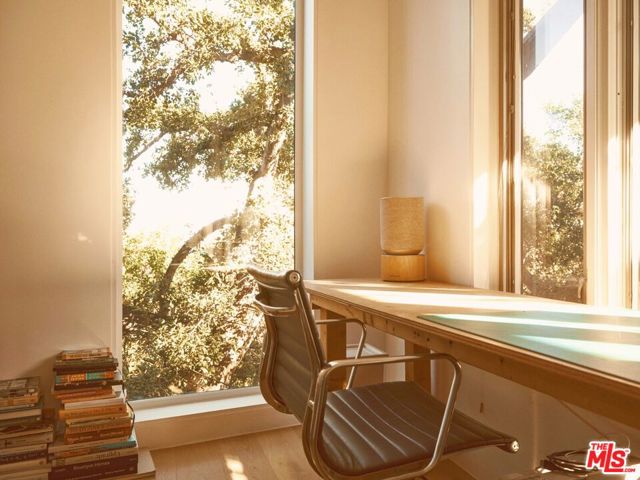 21960 Cereza Way, Topanga CA: https://media.crmls.org/mediaz/300974d5-d614-4410-9141-da6bc3769f3e.jpg