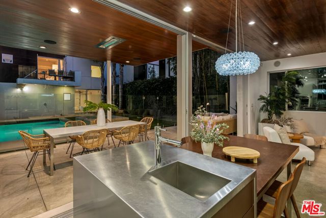 714 California Avenue, Venice CA: https://media.crmls.org/mediaz/300a36e4-4283-472f-82e3-76401e19cf7f.jpg