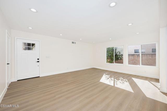 2091 Marter Avenue, Simi Valley CA: https://media.crmls.org/mediaz/300a6e97-8f29-4f82-9349-26bd6056ba3a.jpg