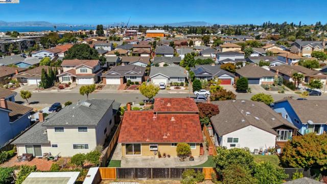 420 Camden Rd, Alameda CA: https://media.crmls.org/mediaz/300a7ecd-2e08-4b65-a379-3d275dd70c93.jpg