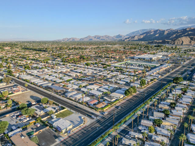 88 Dunes Circle, Cathedral City CA: https://media.crmls.org/mediaz/300a83e9-2e80-46da-a191-e4ead813620a.jpg