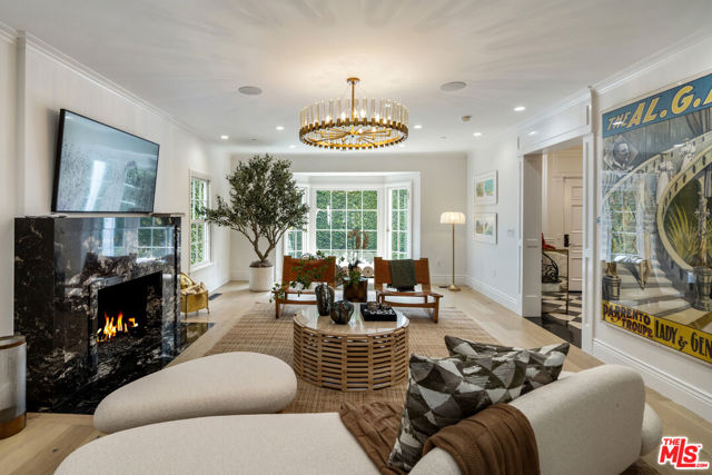 9885 Carmelita Avenue, Beverly Hills CA: https://media.crmls.org/mediaz/300b2849-e0ab-4001-bbcb-5fd4e27ce180.jpg