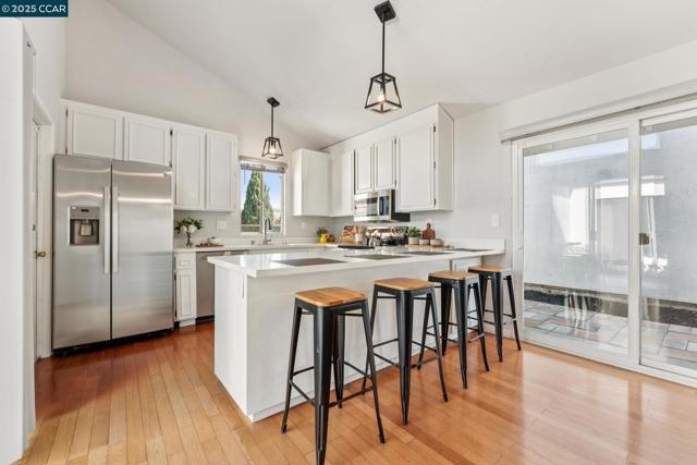 34915 Osprey Dr, Union City CA: https://media.crmls.org/mediaz/300d11a7-5030-4379-9a89-ab207f10f71d.jpg