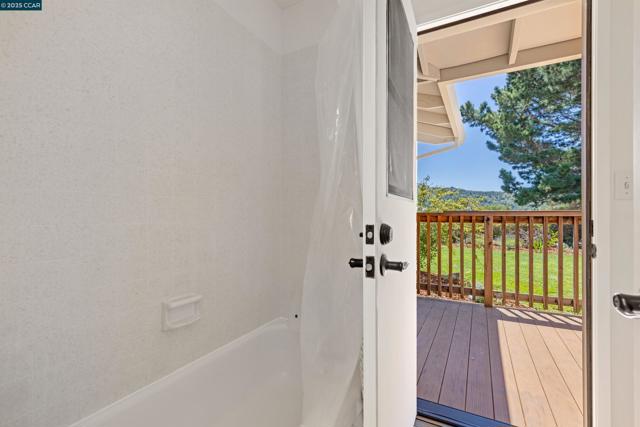11 Breck Ct, Moraga CA: https://media.crmls.org/mediaz/300d2c7c-4089-4702-b3f7-1cc74ba890f3.jpg