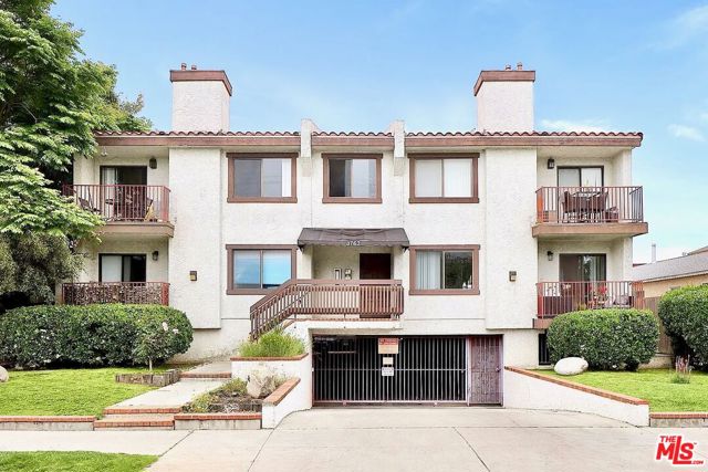3763 S Bentley Avenue, Los Angeles CA: https://media.crmls.org/mediaz/300da935-b858-4ff2-a1ad-e91b44ceb2e0.jpg