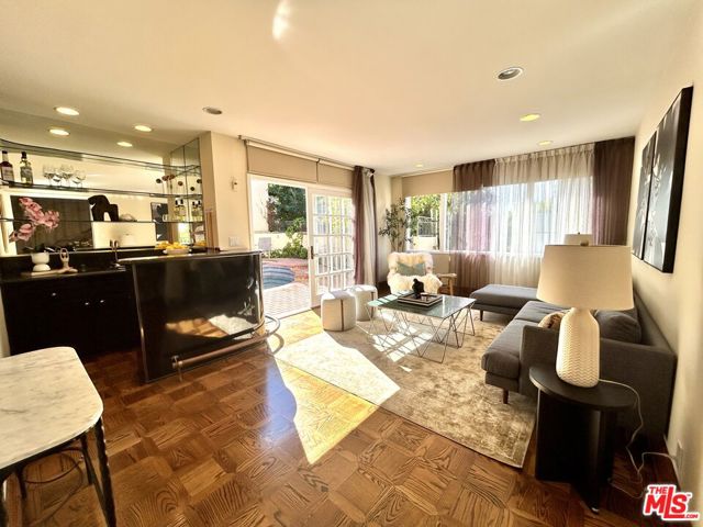 11502 Dona Teresa Drive, Studio City CA: https://media.crmls.org/mediaz/300e65ed-0b40-464e-8910-798bf745f7fb.jpg