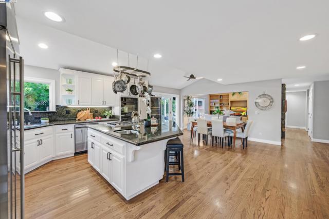 7872 Meadowbrook Ct, Pleasanton CA: https://media.crmls.org/mediaz/300fd32a-8e5a-42d8-8d21-6ea49ed1d810.jpg