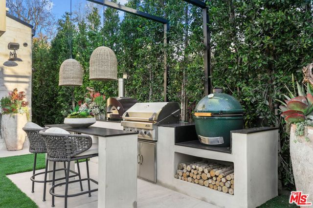4445 Van Noord Avenue, Studio City CA: https://media.crmls.org/mediaz/3010216c-ad7c-406b-90d4-2aeadfa87617.jpg