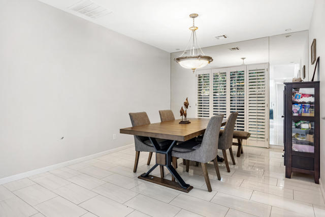 78691 Siena Court, La Quinta CA: https://media.crmls.org/mediaz/30105499-0ed4-468e-9050-c13659bdb84b.jpg