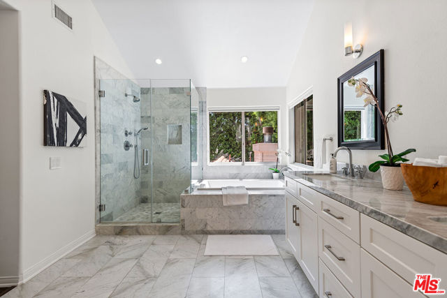 4744 Norwich Avenue, Sherman Oaks CA: https://media.crmls.org/mediaz/3010c84c-47eb-4add-bbc3-27e7a3391ea3.jpg