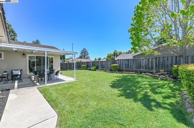 7864 Fairoaks Dr, Pleasanton CA: https://media.crmls.org/mediaz/30112bc9-e158-4cdb-ac37-291dfd7fefdc.jpg