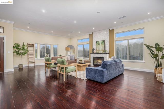130 Arbor View Ln, Lafayette CA: https://media.crmls.org/mediaz/3011388f-f762-46b8-9295-300b38f96e5e.jpg