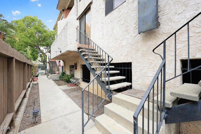 601 S El Molino Avenue, Pasadena CA: https://media.crmls.org/mediaz/30124662-a6dc-40f7-8db7-59a774af3044.jpg