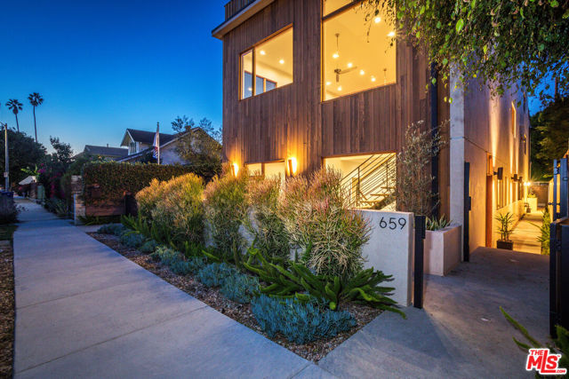659 Broadway Street photo 2