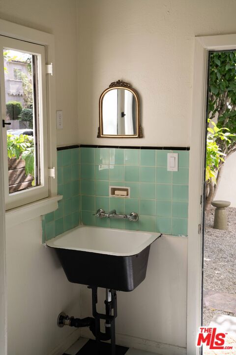 4331 4th Avenue, Los Angeles CA: https://media.crmls.org/mediaz/3012a2c8-1826-43dd-957e-7509d9cdf582.jpg