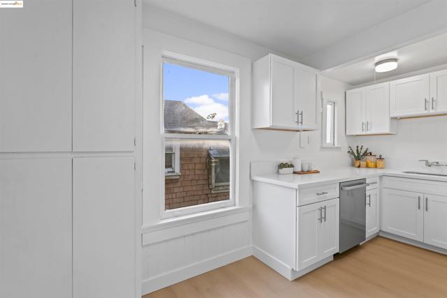 897 Oak Street, Alameda CA: https://media.crmls.org/mediaz/3012eb6c-8719-4cca-b781-6280fc47d0a3.jpg