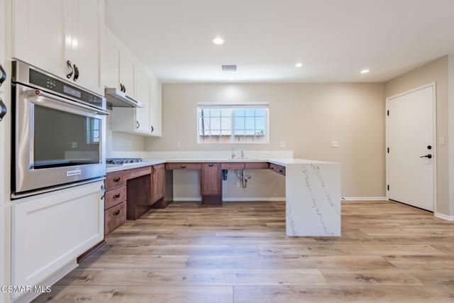 3242 Hereford Court, Simi Valley CA: https://media.crmls.org/mediaz/3013bfd2-ce02-449a-ad31-6f00ec569fbf.jpg