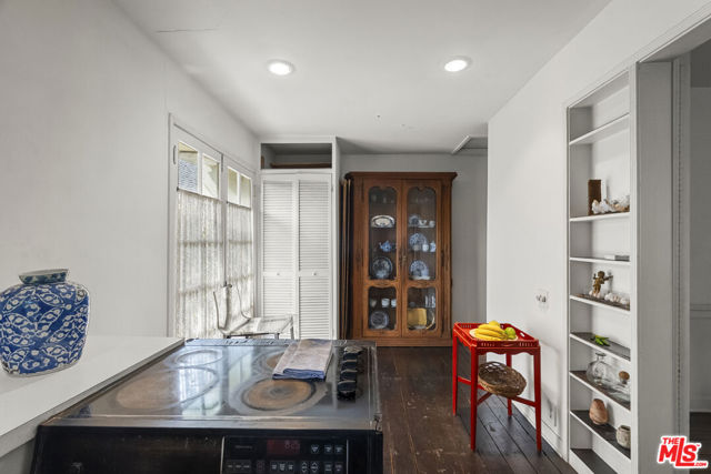 10941 Peach Grove Street, Toluca Lake CA: https://media.crmls.org/mediaz/3013cb7e-0e86-4d85-916c-d99421f3e30b.jpg