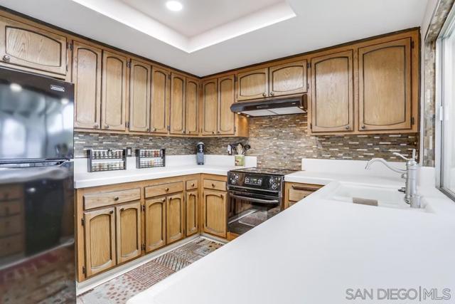 16555 Caminito Vecinos, San Diego CA: https://media.crmls.org/mediaz/3013e057-8e86-4727-beaa-87e0ed8d2725.jpg