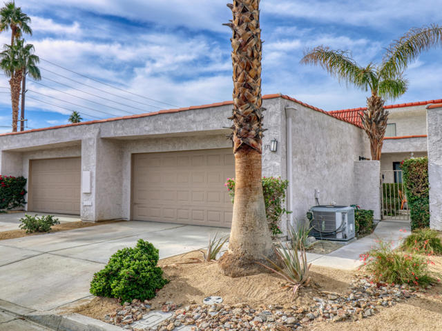 171 Winterhaven Circle, Palm Desert CA: https://media.crmls.org/mediaz/3013e958-cd59-4d7a-a098-74a879752523.jpg