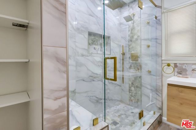7220 10th Avenue, Los Angeles CA: https://media.crmls.org/mediaz/30141ae1-701f-4956-a1f2-1c5b4a2dfc64.jpg
