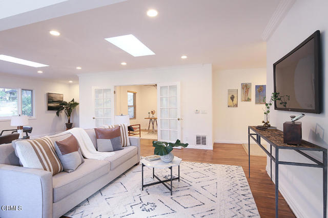 5245 Bubbling Well Lane, La Canada Flintridge CA: https://media.crmls.org/mediaz/3014913c-3d91-46b3-a6f8-67fb108e5664.jpg