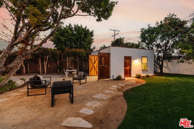 3029 S Norton Avenue, Los Angeles CA: https://media.crmls.org/mediaz/3014a29a-2838-4b7a-a5b3-17839243568a.jpg