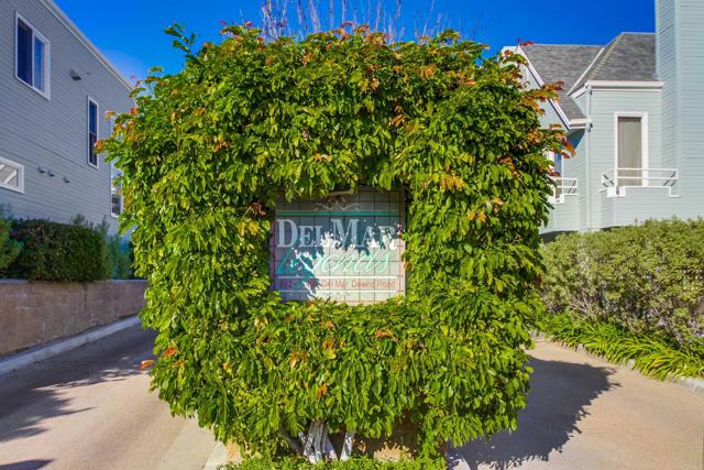 864 Del Mar Downs Rd, Solana Beach CA: https://media.crmls.org/mediaz/30152313-81aa-4990-ad3e-01078cf35fd9.jpg