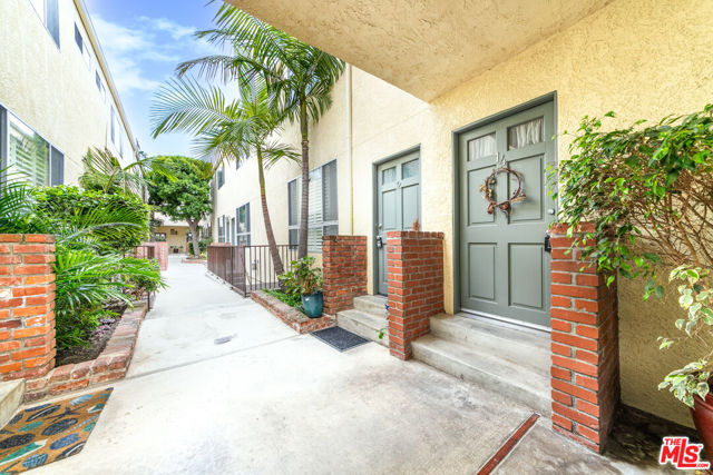 933 17th Street, Santa Monica CA: https://media.crmls.org/mediaz/301551a6-afa0-4056-b9da-9ffff9493d52.jpg