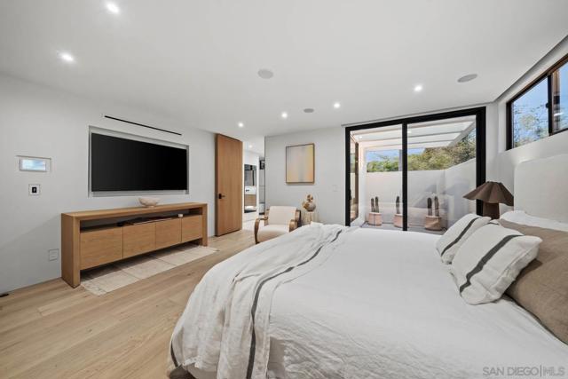 7372 76 Fay Ave, La Jolla CA: https://media.crmls.org/mediaz/301595e7-2a4c-46e7-8ea9-8eeca047a4b2.jpg