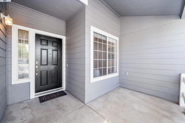 1983 Cork Oak Ln, Manteca CA: https://media.crmls.org/mediaz/301612d9-ef80-4299-a41f-9db38a75aa16.jpg