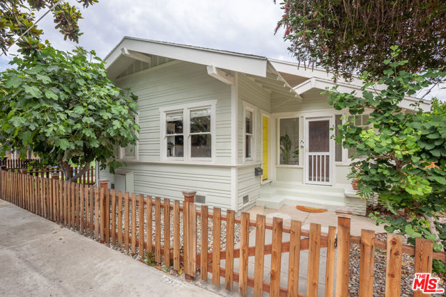 732 N Toledo Walk, Long Beach CA: https://media.crmls.org/mediaz/30169a81-c0e8-40e4-a2a2-8c89feed919d.jpg