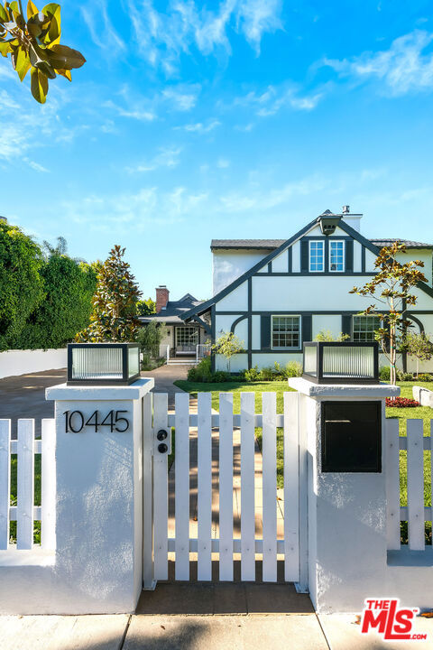 10445 Valley Spring Lane, Toluca Lake CA: https://media.crmls.org/mediaz/3016d9c9-cefd-42bc-af2f-1aa72685b91d.jpg