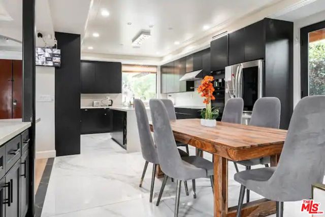 Beautiful dining room that comfortably seats 6