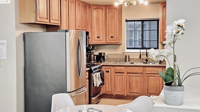2505 Market St, Oakland CA: https://media.crmls.org/mediaz/3017859e-9c4f-49f2-ba6a-9ebf4362cb26.jpg