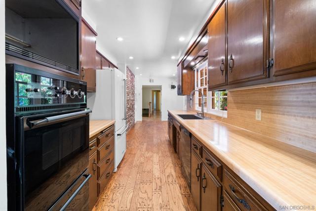 7330 Brodiaea Way, La Jolla CA: https://media.crmls.org/mediaz/3017961a-306d-4901-a561-8ff3aa8c6c55.jpg