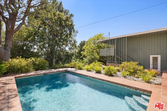 605 Hanley Way, Los Angeles CA: https://media.crmls.org/mediaz/3017b580-4933-46ed-9c8f-b8c1adfcccb9.jpg