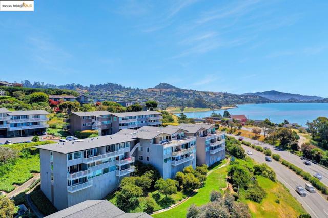 14 Janet Way, Tiburon CA: https://media.crmls.org/mediaz/30185b15-9023-457f-8f51-40e0d08ad2a3.jpg