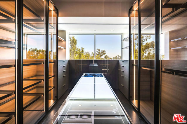 1200 Club View Drive, Los Angeles CA: https://media.crmls.org/mediaz/3018f48e-2b89-4082-a5e3-6fe011e2ec68.jpg