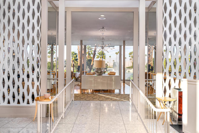 26 Lakeview Circle, Palm Springs CA: https://media.crmls.org/mediaz/3019005d-0a11-44e6-9fc9-a4fab652c436.jpg