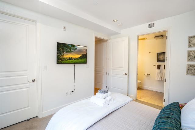 1000 Genter St, La Jolla CA: https://media.crmls.org/mediaz/30190c58-6854-4f92-9c29-c5c5b33002a9.jpg