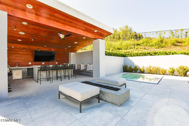 6981 Shadow Wood Drive, Moorpark CA: https://media.crmls.org/mediaz/30194b66-379f-49d6-9634-0abf27cf9c71.jpg