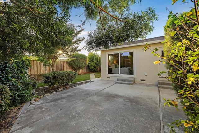 35629 Dee Pl, Fremont CA: https://media.crmls.org/mediaz/30196372-7c0b-42a8-bfd0-0ec7520de2ee.jpg