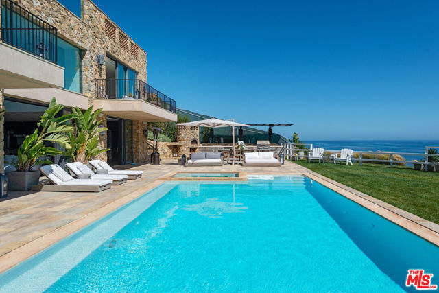 32852 Pacific Coast Highway, Malibu CA: https://media.crmls.org/mediaz/3019dfa1-6cbd-481a-a995-9586bdbc6080.jpg