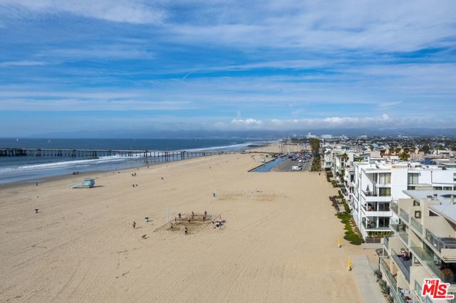 6 Eastwind Street, Marina del Rey CA: https://media.crmls.org/mediaz/301a67f7-4644-43a8-83fa-19583d53e13f.jpg