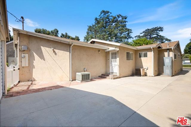 4210 Alcove Avenue, Studio City CA: https://media.crmls.org/mediaz/301abc91-de1c-497c-abb2-00962709e903.jpg
